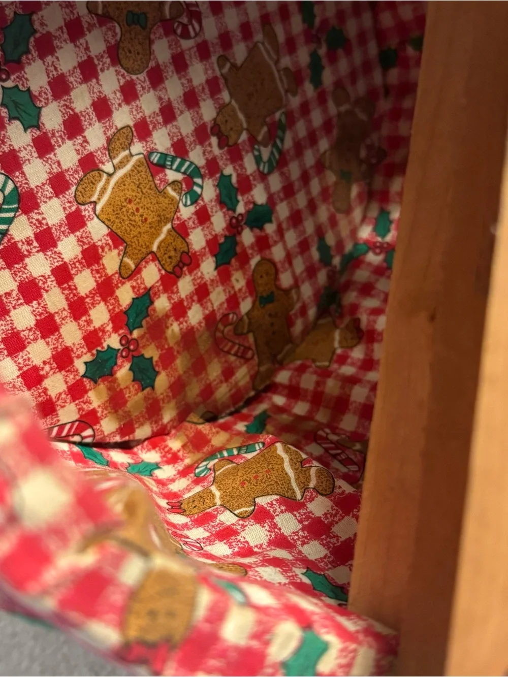 VTG Half Bushel Lined Sewing Basket with 1 Christmas Gingerbread Shaped Handle
